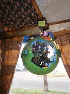 Position 1: Mobile, drehbar beleuchtet, ca 70 x 40 cm. Self made by Heile Welt. Inside-Outside Welt.